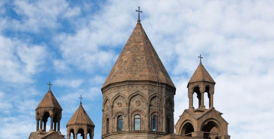 Հոգեշնորհ Տ. Հուսիկ աբեղա Սմբատյանը նշանակվել է Գևորգյան հոգևոր ճեմարանի, Սևանի Վազգենյան դպրանոցի և Քահանայից պատրաստման լսարանի տեսուչ