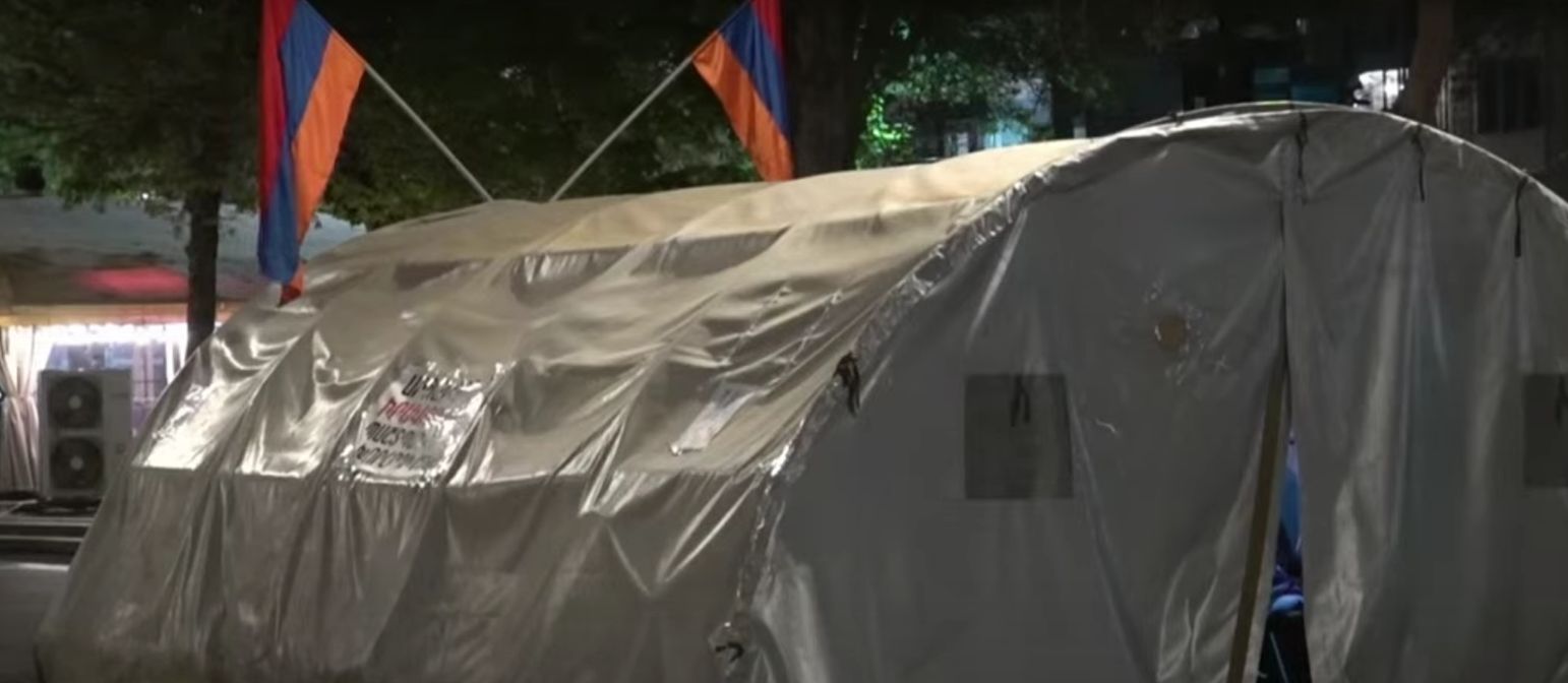 Արցախցիներն Ազատության հրապարակում հանդիպում են «Ազատ հայրենիքի» ներկայացուցիչներին