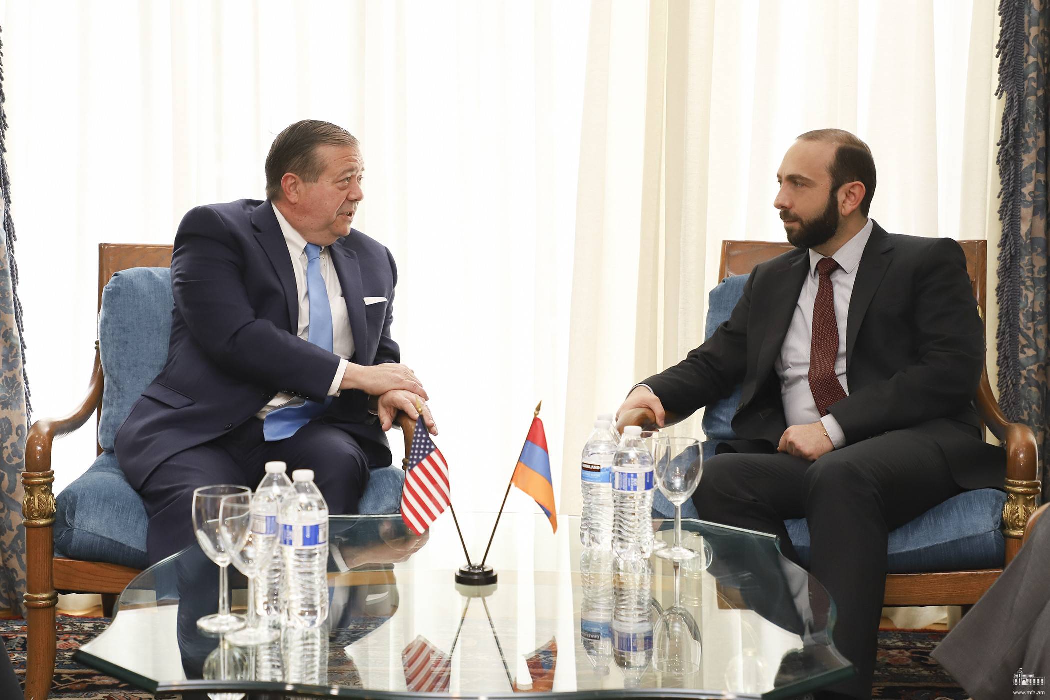 ԱԳ նախարարը Ստիվեն Նիքսի հետ քննարկել է Հայաստանի ժողովրդավարական ինստիտուտների աջակցության ծրագրերը