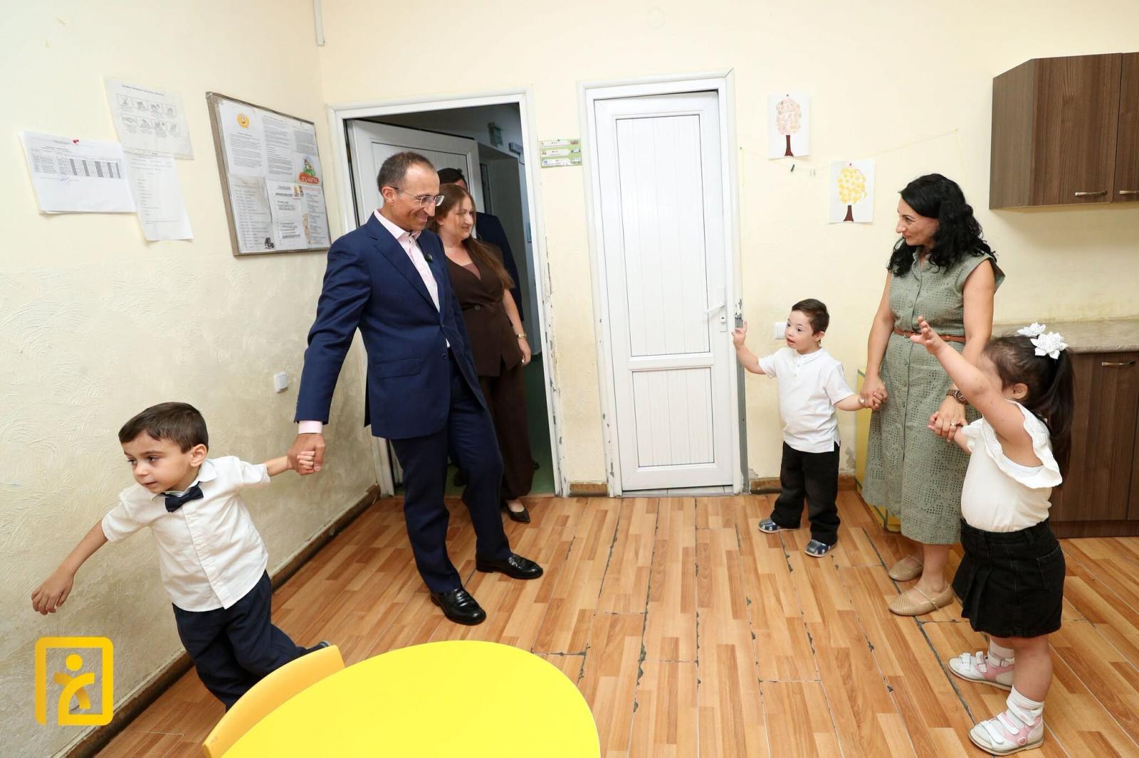 Արսեն Թորոսյանը «Երևանի մանկան տուն» հաստատության սաներին ուղեկցել է առաջին դասարան