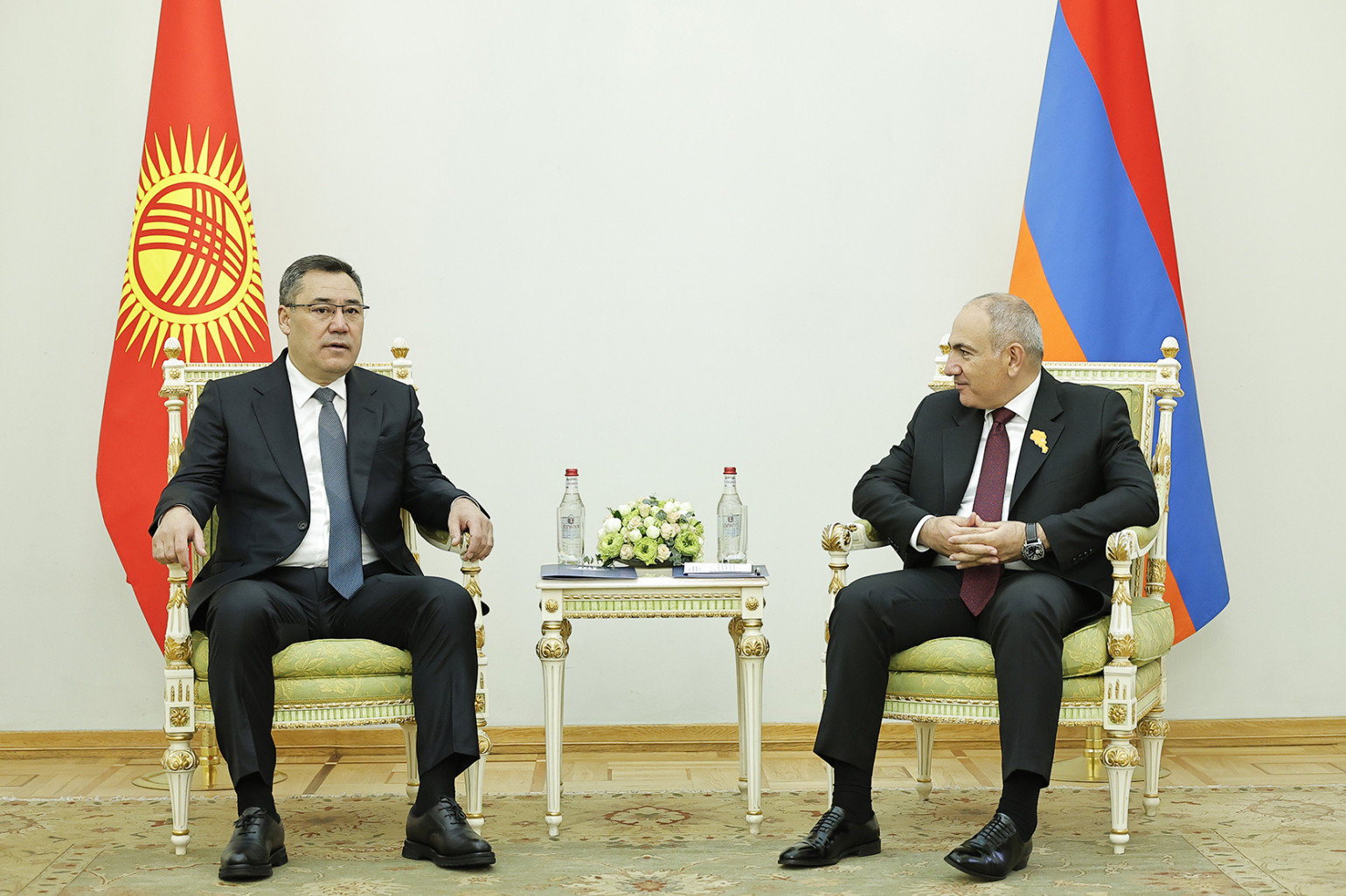 Հայաստանն ու Ղրղզստանը նոր էջ կբացեն երկկողմ հարաբերություններում․ պաշտոնական այցի շրջանակում կայացել է Նիկոլ Փաշինյանի և Սադիր ժապարովի հանդիպումը
