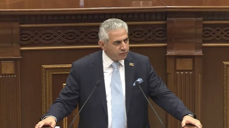 Դուք չեք որոշում. Էդգար Ղազարյանի ելույթն ընդհատելուց հետո ԱԺ–ում ծեծկռտուք սկսվեց