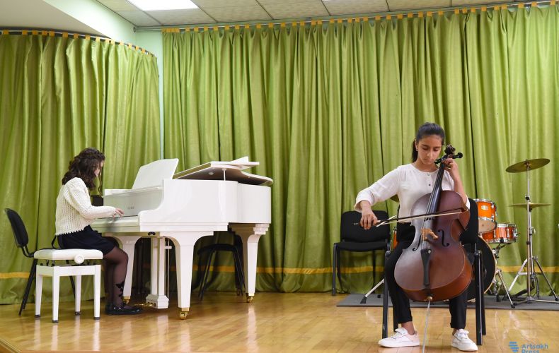 Ստեփանակերտի Կոմիտասի անվան երաժշտական դպրոցի աշակերտները ներկայացել են անսամբլային կատարումներով