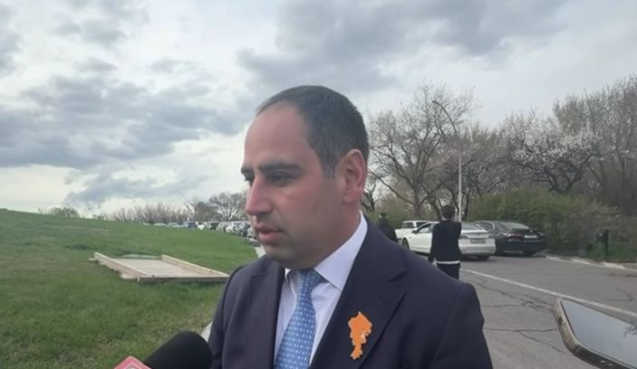 Նախարար Խուդաթյանը մեկնաբանել է Սարդարապատի դպրոցի տնօրենի ազատումը. դրոշն ընդամենը պատրվակ էր