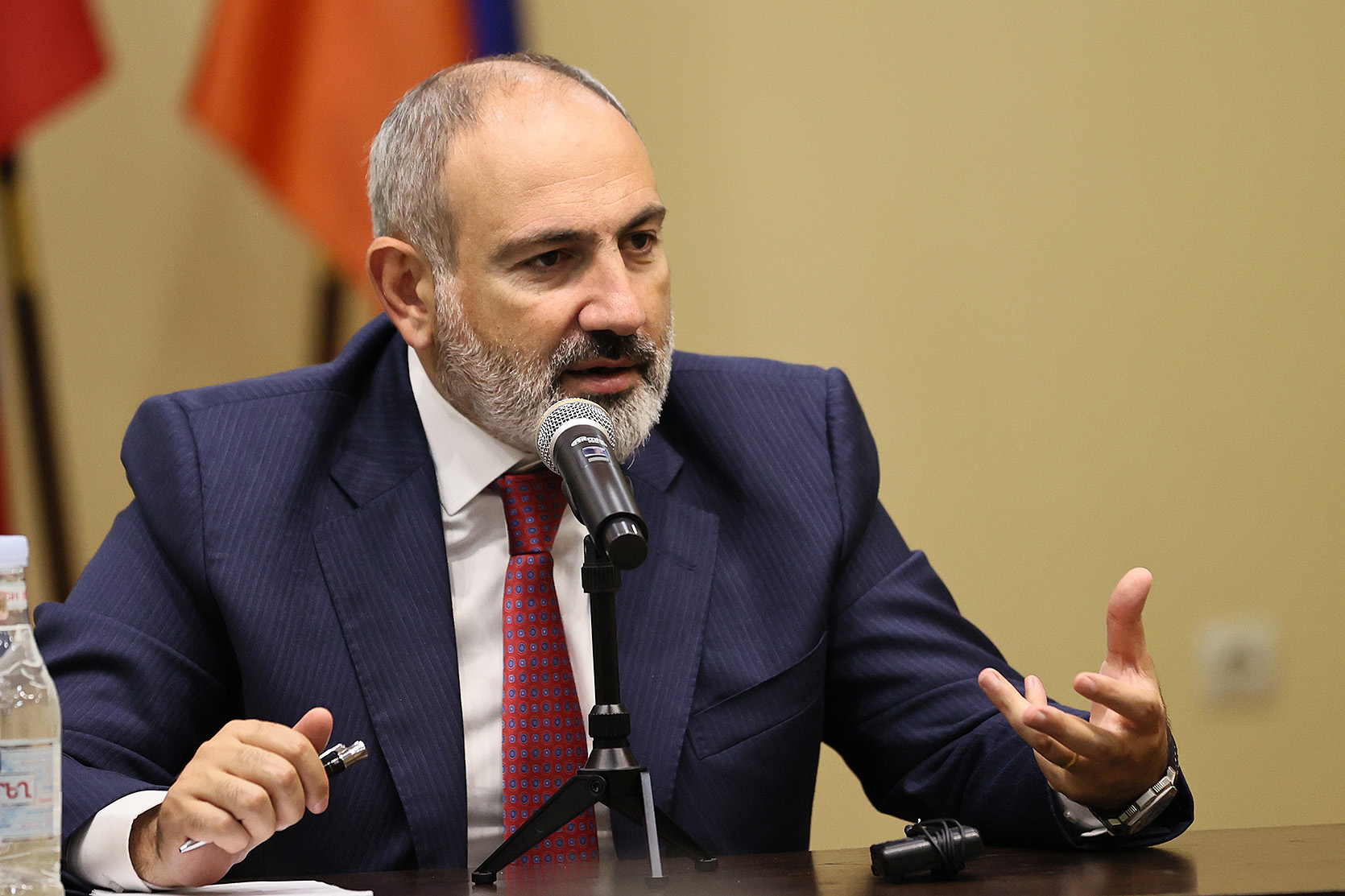 Վերջերս ենք իմացել, որ շամպայնը ի սկզբանե ոչ թե խմիչքի անուն է եղել, այլ՝ ռեգիոնի, նույնն էլ՝ կոնյակը. Փաշինյան