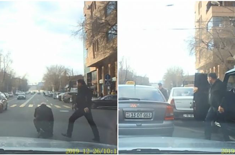 Պռոշյան փողոցում Mercedes-ի վարորդը վթարից հետո ծեծել է տաքսու տարեց վարորդին 