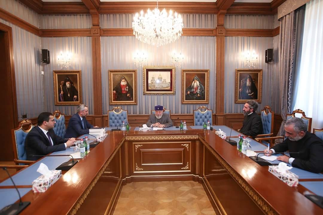 Ամենայն Հայոց Կաթողիկոսն ընդունել է Մաշտոցյան Մատենադարանի տնօրենին և փոխտնօրենին
