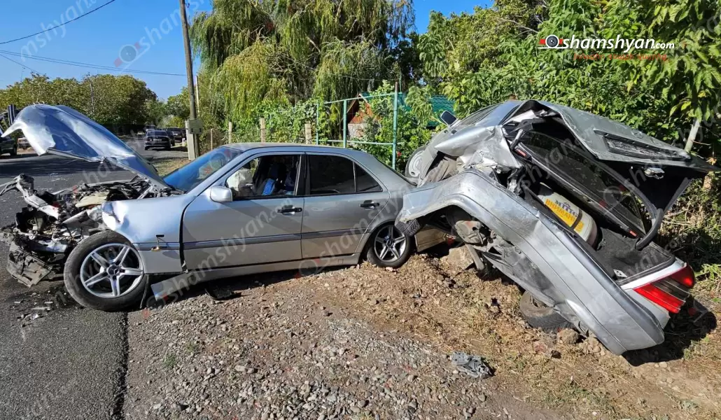 Ավտովթար Արագածոտնի մարզում․ 21-ամյա վարորդը Mercedes C180-ով Օշականում բախվել է կայանված Mercedes C180-ին՝ մասամբ հայտնվելով մեքենայի վրա 