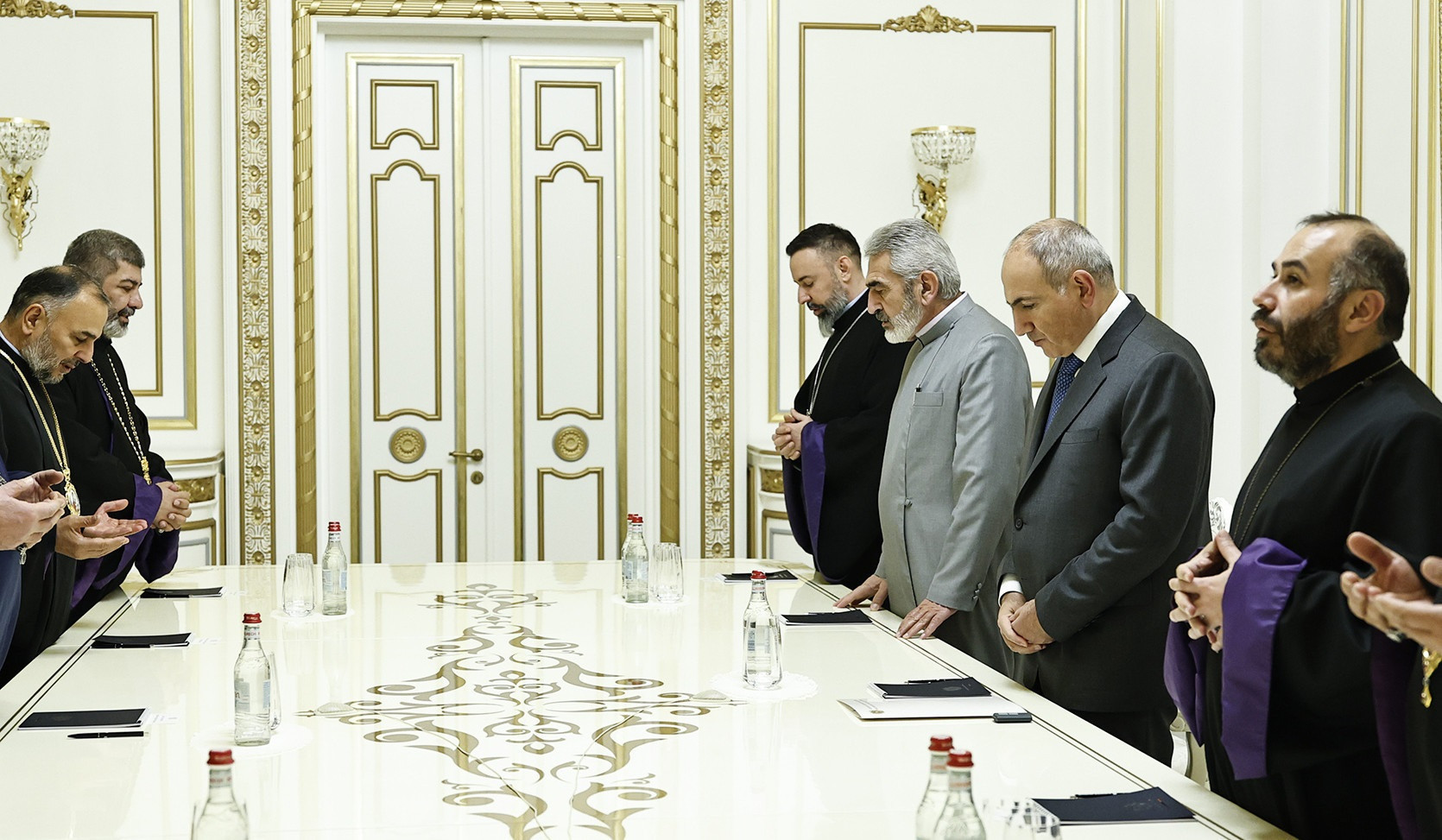 Քահանաների հայտարարությունների շքերթ՝ Փաշինյանի և տասը եպիսկոպոսների՝ Եկեղեցու բարենորոգման ծրագրին միանալու վերաբերյալ