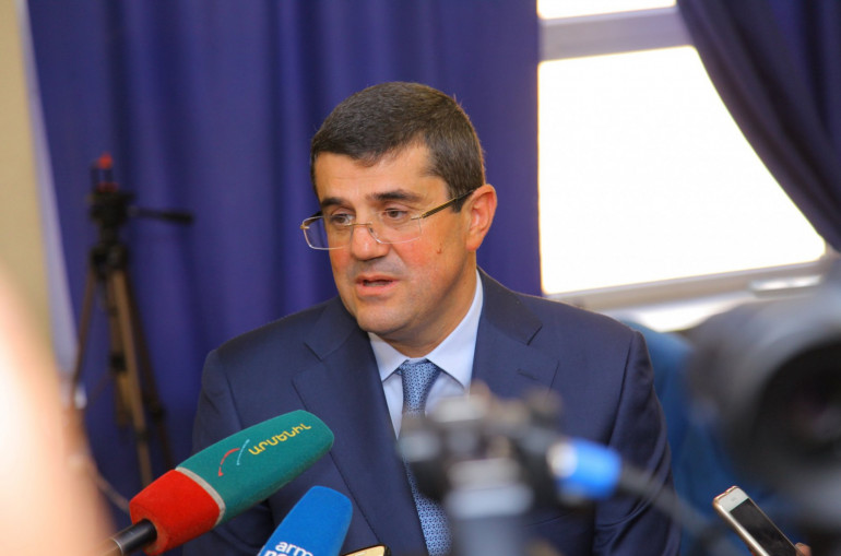 Արայիկ Հարությունյանը մասնակցում է Ռիտա Սարգսյանի հոգեհանգստի արարողությունը