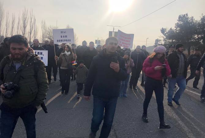Граждане Арцаха начали шествие к аэропорту Степанакерта, требуя встречи с командиром российских миротворцев