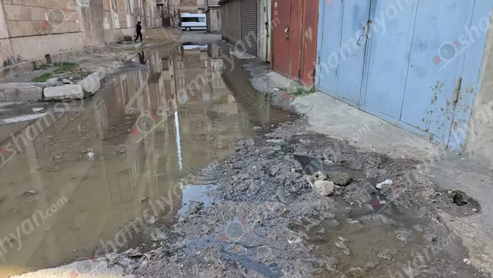 Երևանում 2 օր է՝ դիտահորերից կեղտաջրերը ողողել են բազմաբնակարանային շենքի բակը. ահազանգ