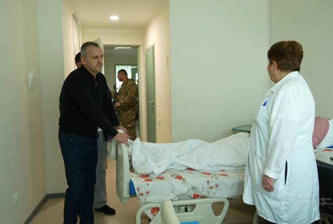 ԱՀ նախագահ Սամվել Շահրամանյանն այցելել է վիրավորված և բուժում ստացող քաղաքացիներին