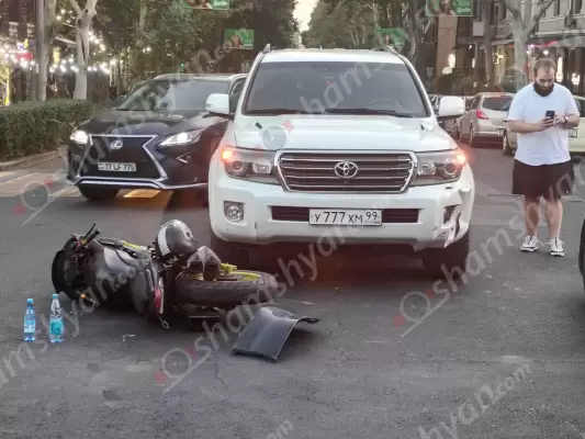 Երևանում 21-ամյա մոտոցիկլավարը բախվել է Toyota-ներին և կողաշրջվում. կա վիրավոր (տեսանյութ)