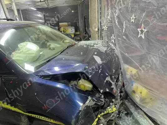 Գեղանիստում «Lexus RX300»-ը բախվել է խանութի ապակիներին և կոտրել այն․ կան վիրավորներ