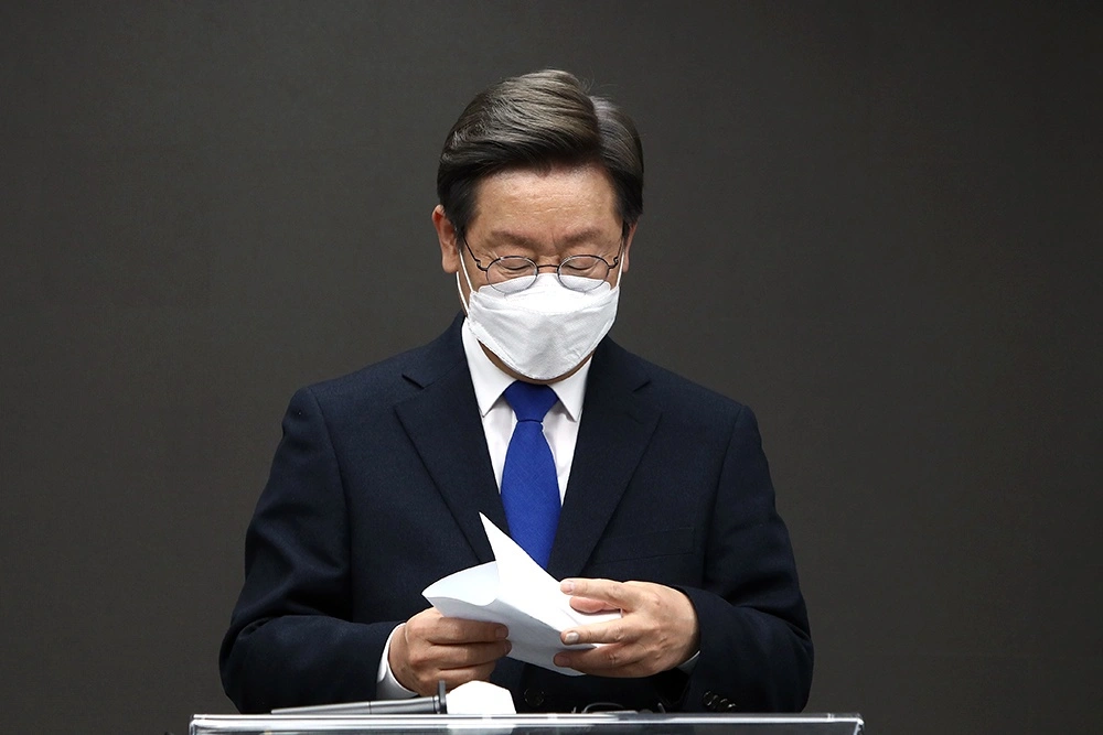 Лидеру оппозиции Южной Кореи нанесли ножевое ранение