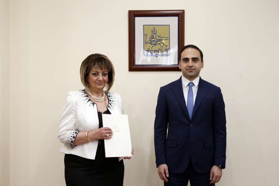 Ավինյանը կանաչապատման ոլորտի մի շարք գիտնականների պարգևատրել է շնորհակալագրերով