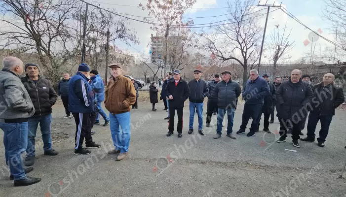 Լարված իրավիճակ Երևանում. բնակիչներն ասում էին. «Տիգրան Ավինյան, խաղահրապարակը մի՛ վերածեք քարե դամբարանի»