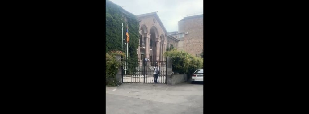 Պարեկները փորձում են Արցախի ներկայացուցչության դարպասը ջարդել, որպեսզի առգրավեն Սամվել Շահրամանյանի մեքենան. փաստաբան (տեսանյութ)