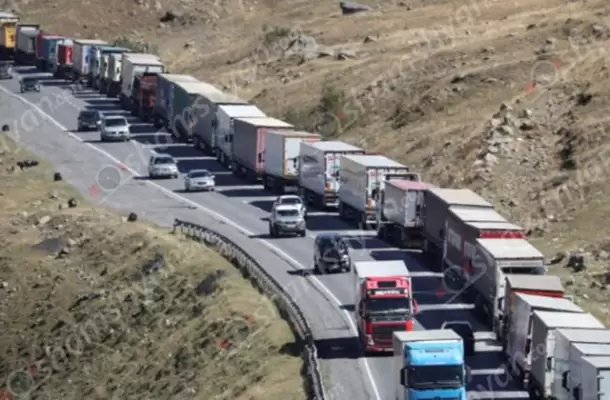 Շուրջ մեկ շաբաթ է՝ մեծ թվով բեռնատարներ չեն կարողանում շարունակել ճանապարհը դեպի Մոսկվա, ռուսական կողմում՝ Վերին Լարսի անցակետում, նրանց կանգնեցրել են. ահազանգ