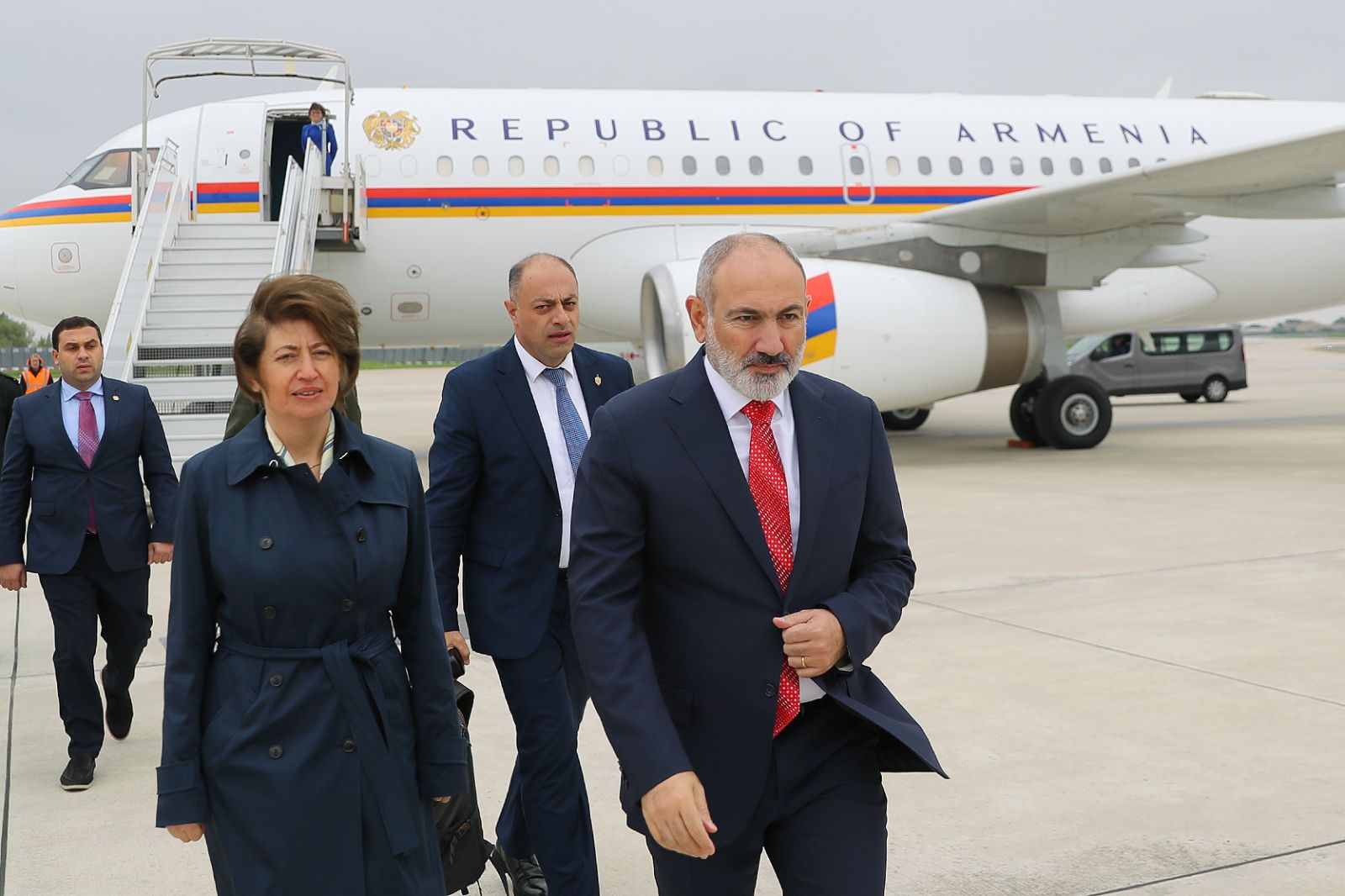 Премьер-министр прибыл во Францию ​​с рабочим визитом