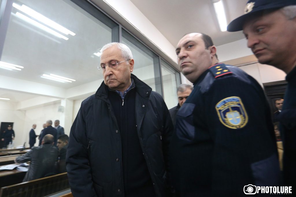 Սերգո Կարապետյանին դատարանում դիմավորեցին «ա-մոթ» վանկարկումով