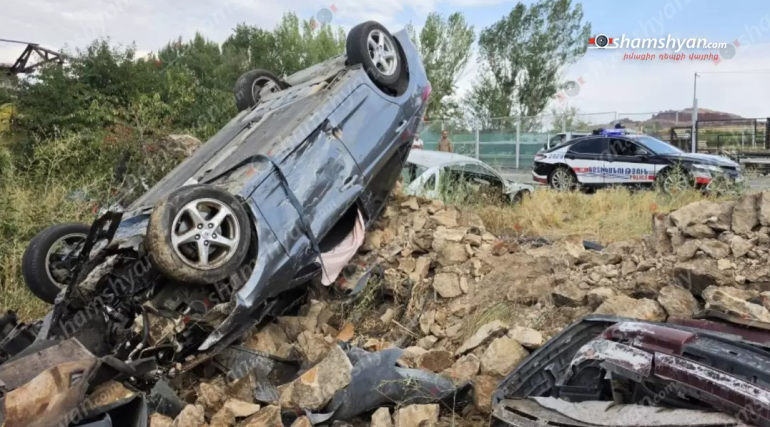 Նոր Երզնկայում «Hyundai Elantra»-ն բախվել է քարերին և գլխիվայր հայտնվել բնակչին պատկանող ավտովերանորոգման կետի տարածքում. կա վիրավnր