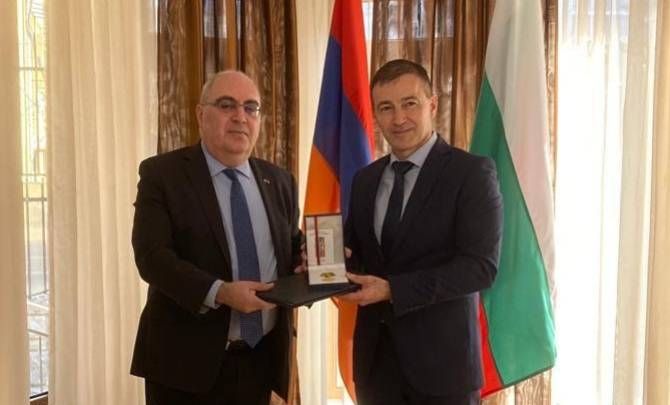 Բուլղարիայում Հայաստանի դեսպանը ԵԽ պատգամավոր Անդրեյ Կովաչևին է փոխանցել ՀՀ նախագահի հրամանագրով շնորհված մեդալը