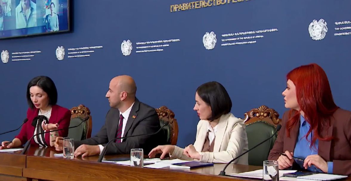 Քաղաքացիների հարցերին պատասխանում են Ժաննա Անդրեասյանը, Սիսակ Գաբրիելյանն ու Թագուհի Ղազարյանը՝ ուղիղ