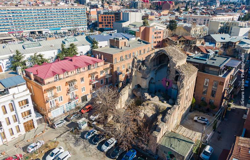 Армянский храм Кармир Аветаран в центре Тбилиси на грани разрушения: какова реакция властей Грузии?
