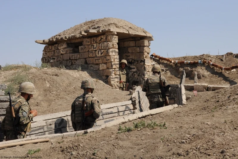 В результате обстрела со стороны Азербайджана села Ерасх скончался один и ранен один военнослужащий ВС РА 