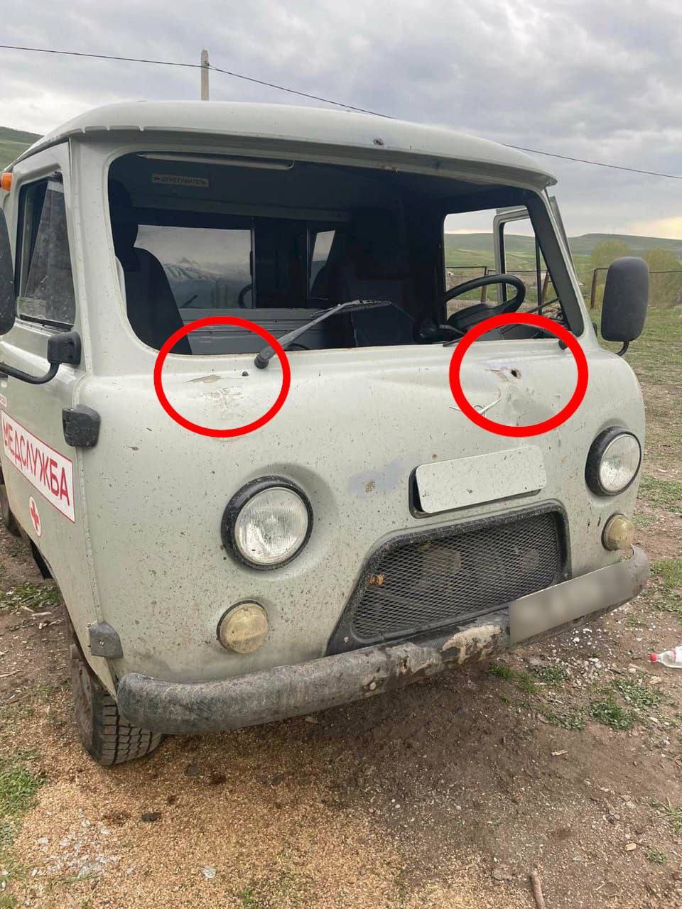 На фотографиях-машина скорой помощи, в направлении которой сегодня в районе 16:15 ВС Азербайджана открыли огонь