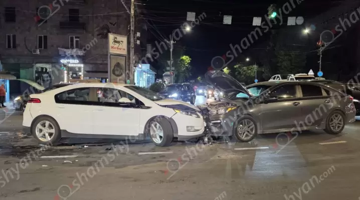 Երևանում բախվել են Volkswagen-ը, Kia-ն,Chevrolet-ը և Kia Forte-ն. 2 անչափահասները հոսպիտալացվել են