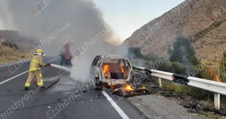 Տիգրանաշենում հրդեհ է բռնկվել «Mercedes»-ում․ այն ամբողջությամբ վերածվել է մոխրակույտի