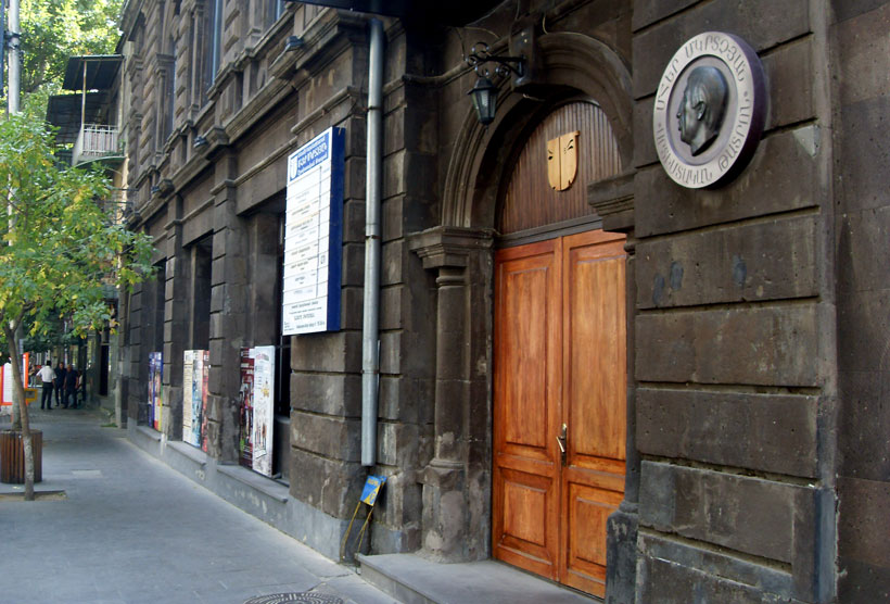«Մհեր Մկրտչյան արտիստական թատրոնի» անձնակազմի մեծամասնությունը միանում է Փաշինյանի հրաժարականի պահանջին