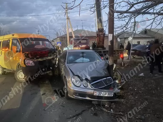 Ավտովթար Արմավիր քաղաքում. բախվել են մարդատար ГАЗель-ն ու Mercedes-ը. վերջինն էլ բախվել է երկաթե սյանը. կա վիրավոր