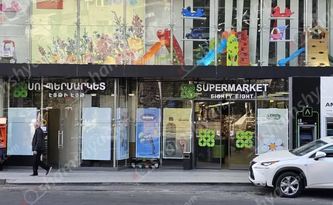 Արտակարգ դեպք Երևանում․ 26-ամյա աղջիկը բենզինով լցված տարայով մտել է հայտնի «88» սուպերմարկետ և սպառնացել, որ կայրի