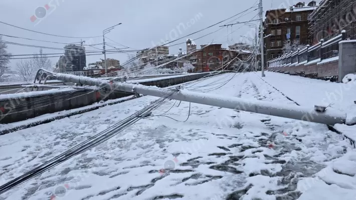 Արտակարգ դեպք Երևանում. Մաշտոցի պողոտայի թունելի մոտ երկաթե երկու էլեկտրասյուներ հիմքից պոկվել ու տապալվել են՝ փակելով ճանապարհը