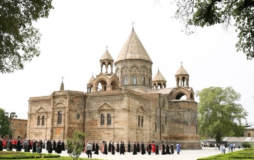 Հետայսու կիրակնօրյա Սուրբ Պատարագները Մայր Տաճարում կսկսվեն ժամը 11:00-ին. Մայր Աթոռ
