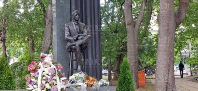 В Варне открыли памятник Азнавуру