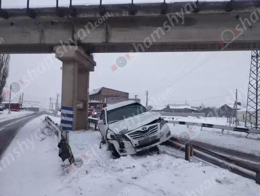 Նոր Գեղիում 30-ամյա վարորդը Toyota-ով հայտնվել է բաժանարար գոտու երկաթե արգելապատնեշների վրա