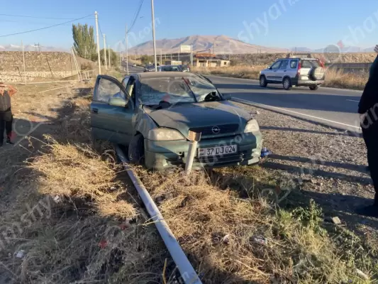 «Opel»-ը Եղվարդ-Զովունի ճանապարհին բախվել է գազատար խողովակներին, կոտրել դրանք և հայտնվել երթևեկելի գոտուց դուրս. քույր ու եղբայր տեղափոխվել են հիվանդանոց