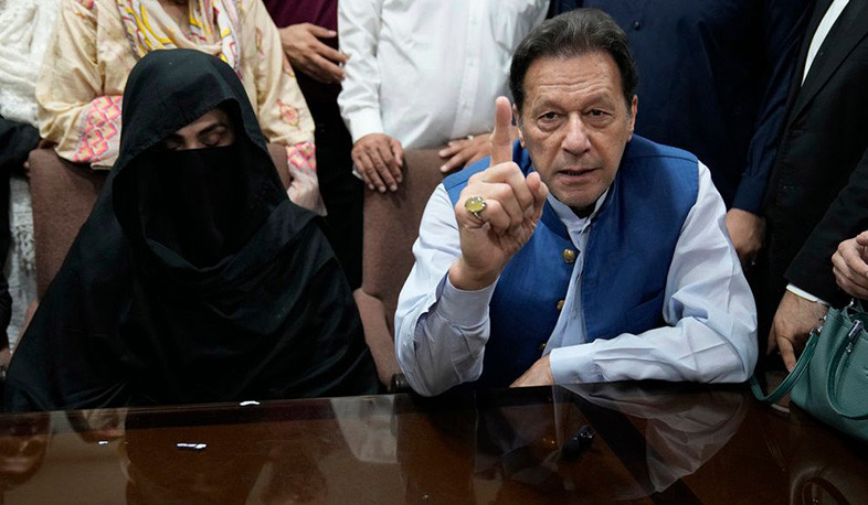 Суд в Пакистане признал виновным экс-премьера и его жену в нарушении закона о браке