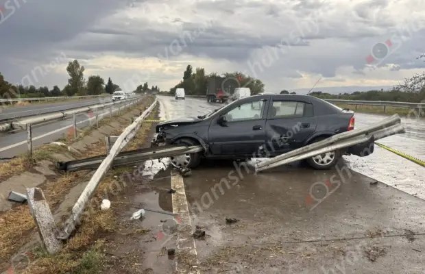 Արարատի մարզում Opel Astra-ն բախվել է երկաթե արգելապատնեշներին, կոտրել դրանք, որոնցից մեկը հայտնվել է մեքենայի սրահում․ կա վիրավոր