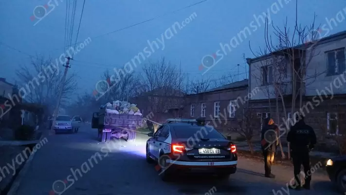 Արարատի մարզի Ոստան գյուղում աղբատար մեքենայի վարորդը և աղբահանության աշխատակիցը հայտնաբերել են փողոցում ընկած իրենց հնդիկ գործընկերոջը