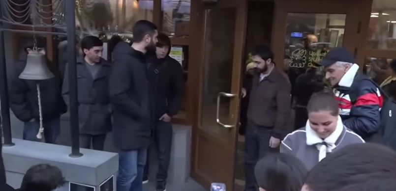 «Պետրոս Հեքիաթասացը և Ռուբեն Ճիպոտեցին». ՀՅԴ երիտասարդների ակցիան՝ Տիկնիկային թատրոնի դիմաց