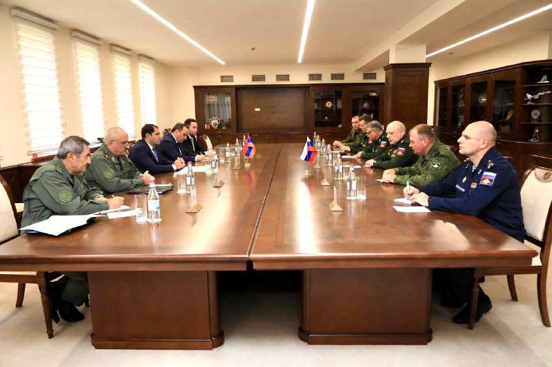 Министр обороны Армении принял нового командующего РМК в Нагорно-Карабахской Республике