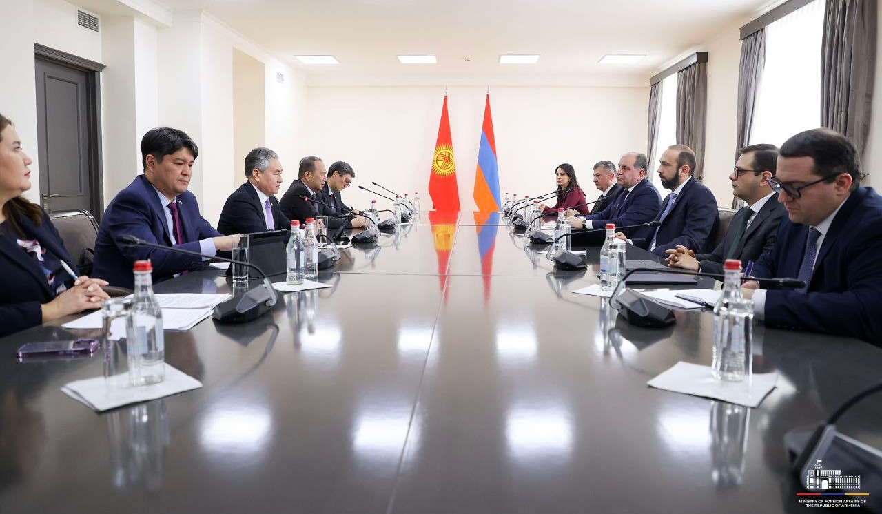 Մեկնարկել է Արարատ Միրզոյանի և Ժեենբեկ Կուլուբաևի ընդլայնված կազմով հանդիպումը