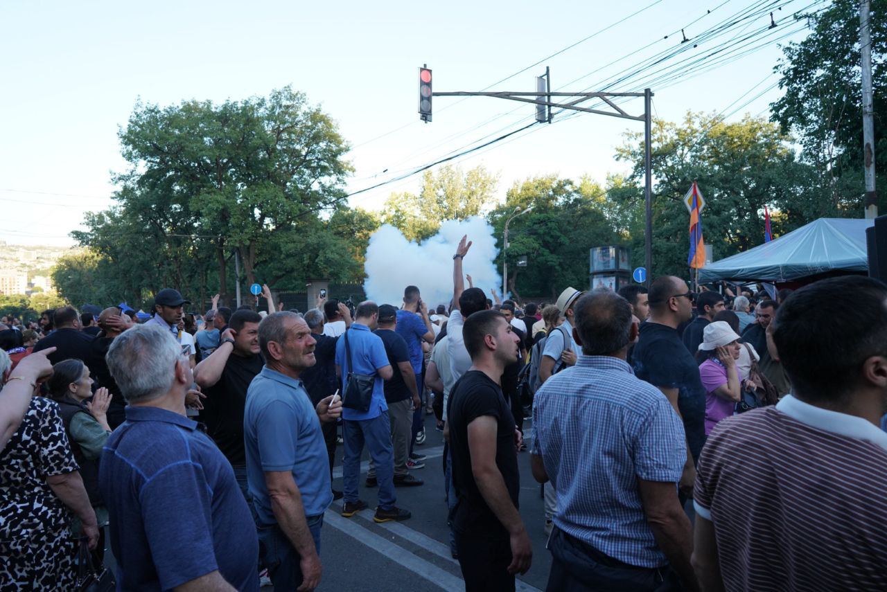 «Լավ են արել, մի հատ հաշվեք, թե քանի շիշ է գլխիս ընկել». ոստիկանապետը՝ լուսաձայնային նռնակներ կիրառելու մասին