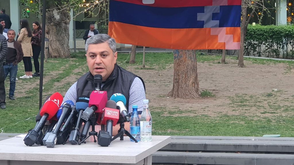 Մանդատները չդնելու արգումենտը․ «Հրապարակ»